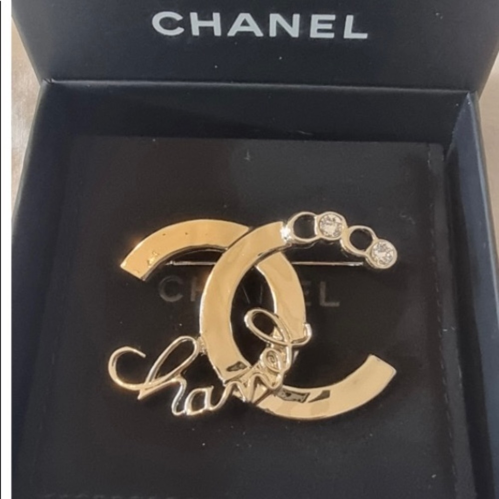 CHANEL BROOCH PIN  A 22 Cc p